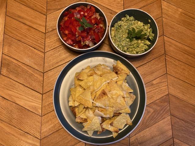 Überbackene Nachos mit Tomatensalsa und Guacamole © issgesund